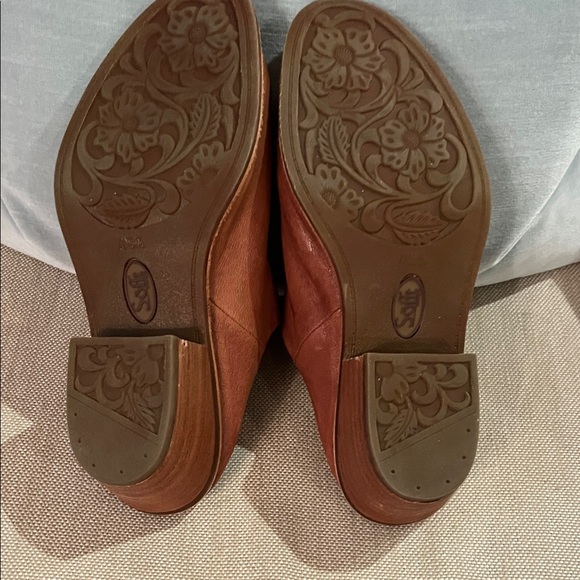 Sofft Women's Brown Leather Mules - Picture 5 of 5